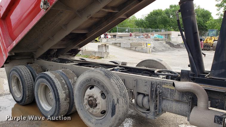 image for item DD4735 2000 Volvo WG dump truck