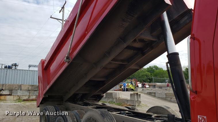 image for item DD4735 2000 Volvo WG dump truck