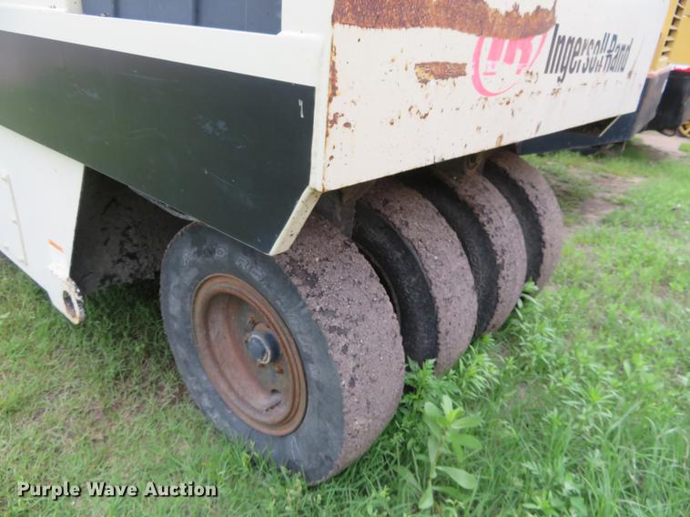 image for item DD7040 2003 Ingersoll Rand PT-125R pneumatic roller