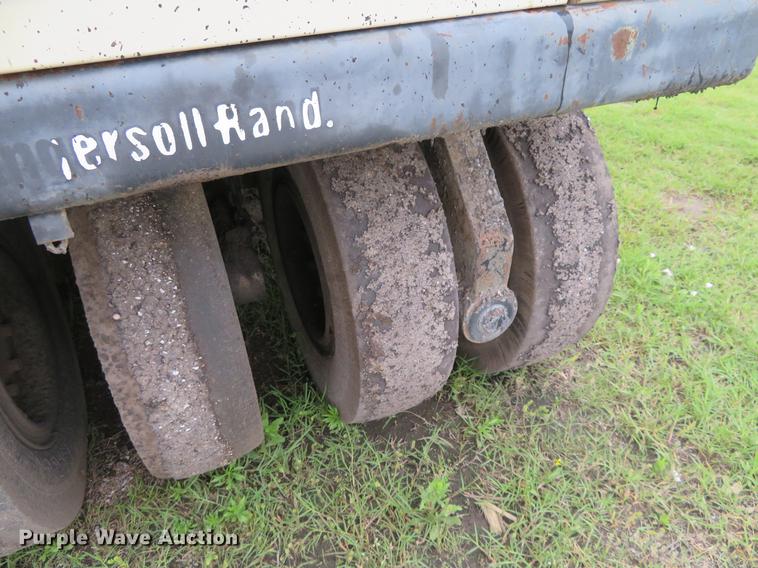 image for item DD7040 2003 Ingersoll Rand PT-125R pneumatic roller