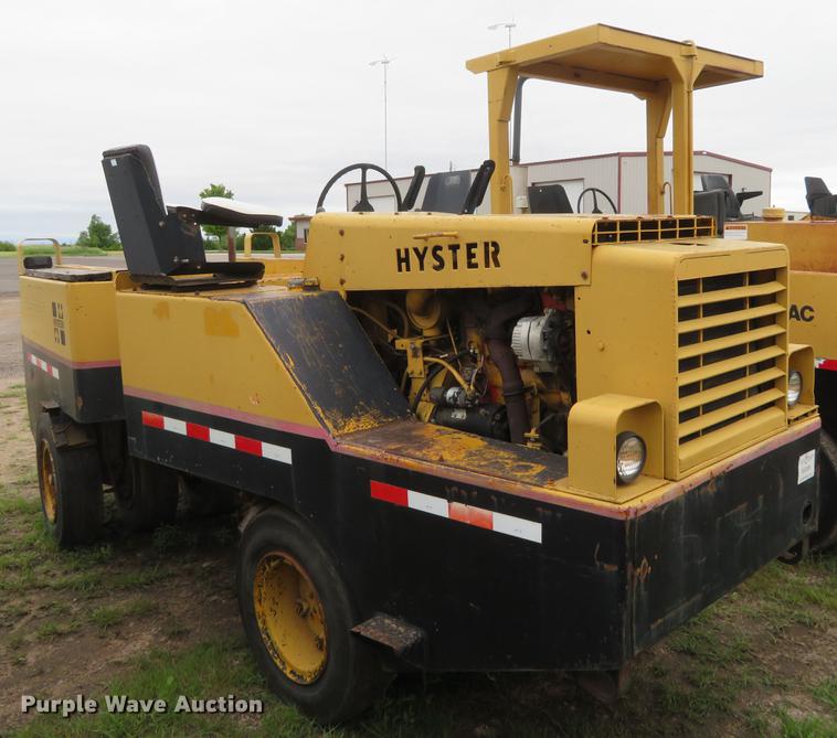 image for item DD7041 1993 Hyster C530A pneumatic roller