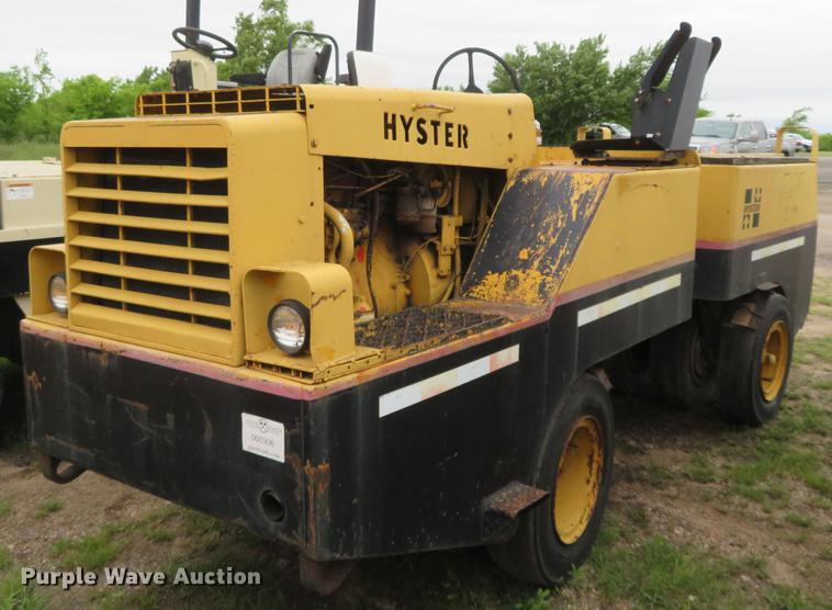 image for item DD7041 1993 Hyster C530A pneumatic roller