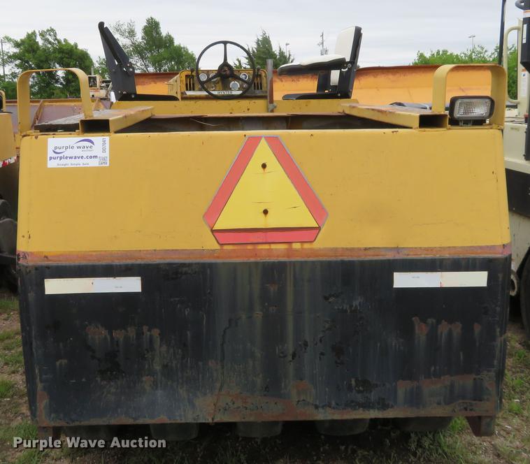 image for item DD7041 1993 Hyster C530A pneumatic roller