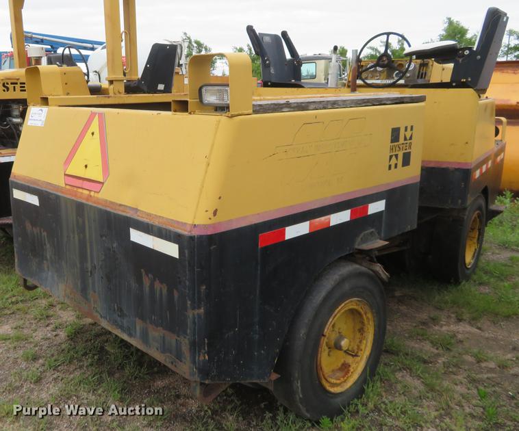 image for item DD7041 1993 Hyster C530A pneumatic roller