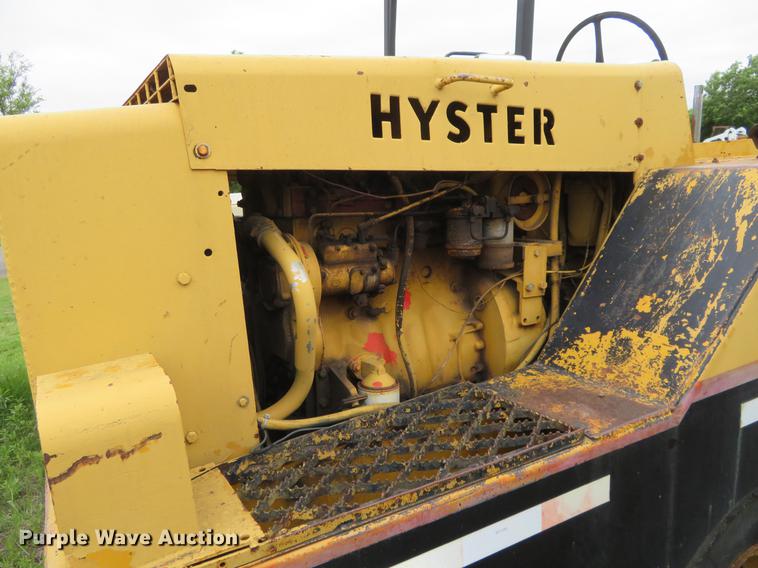 image for item DD7041 1993 Hyster C530A pneumatic roller
