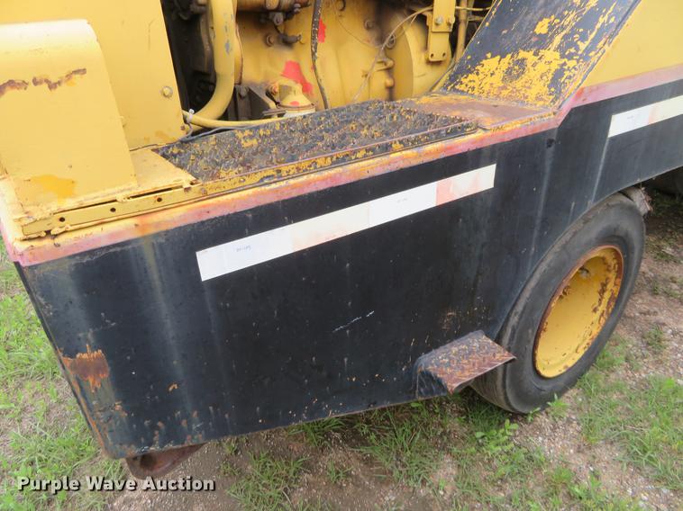 image for item DD7041 1993 Hyster C530A pneumatic roller