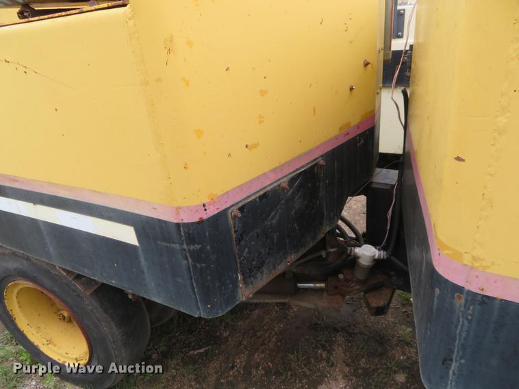 image for item DD7041 1993 Hyster C530A pneumatic roller