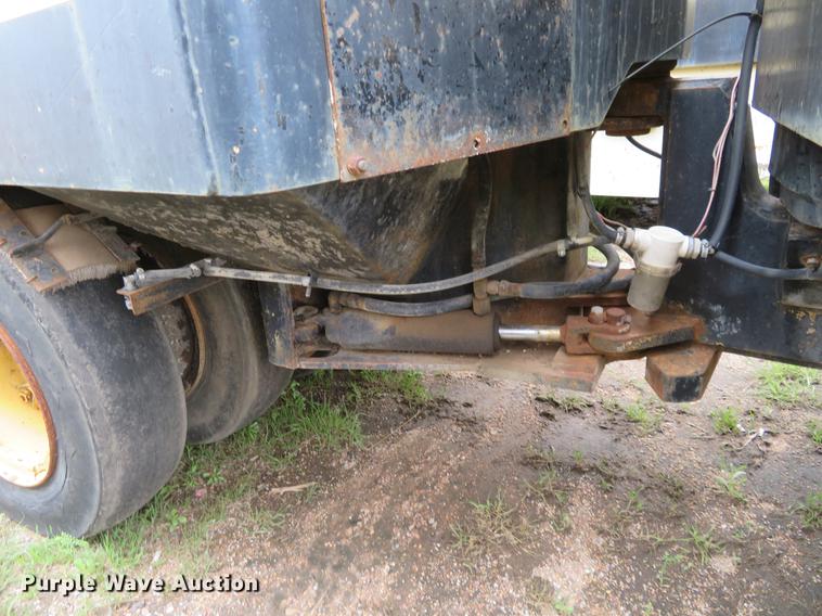 image for item DD7041 1993 Hyster C530A pneumatic roller