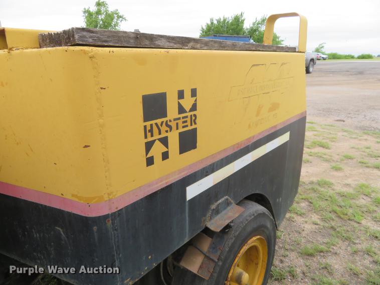 image for item DD7041 1993 Hyster C530A pneumatic roller