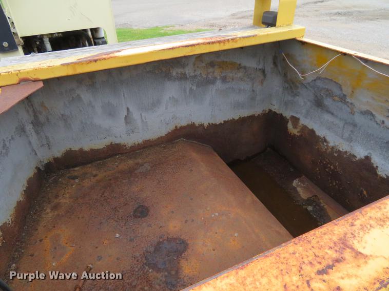 image for item DD7041 1993 Hyster C530A pneumatic roller