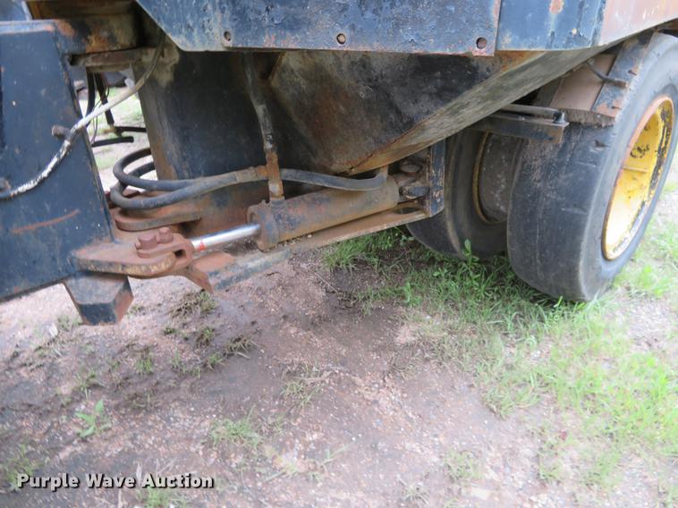 image for item DD7041 1993 Hyster C530A pneumatic roller