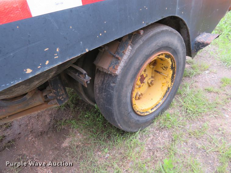 image for item DD7041 1993 Hyster C530A pneumatic roller