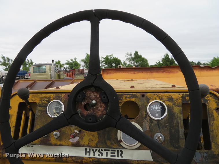 image for item DD7041 1993 Hyster C530A pneumatic roller