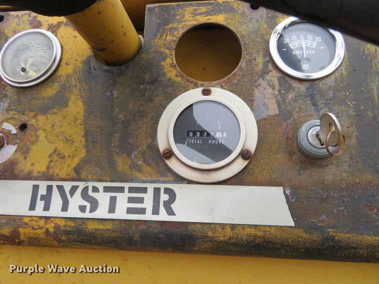 image for item DD7041 1993 Hyster C530A pneumatic roller