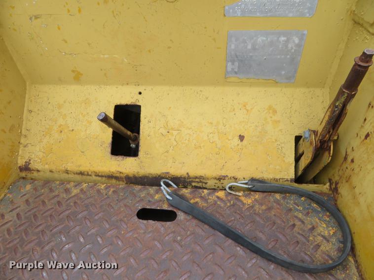 image for item DD7041 1993 Hyster C530A pneumatic roller