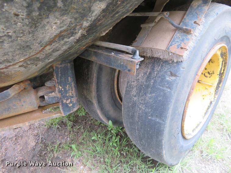 image for item DD7041 1993 Hyster C530A pneumatic roller