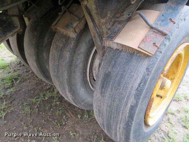 image for item DD7041 1993 Hyster C530A pneumatic roller