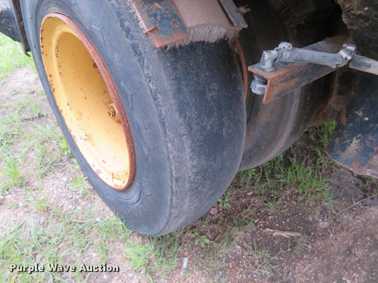 image for item DD7041 1993 Hyster C530A pneumatic roller