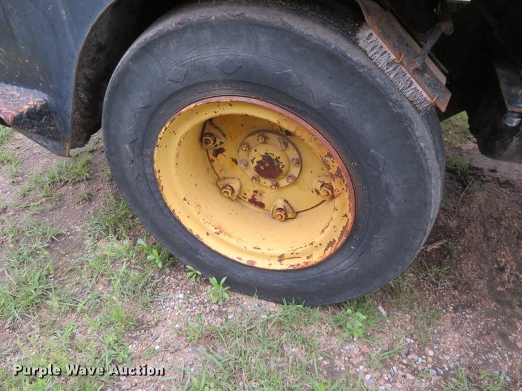 image for item DD7041 1993 Hyster C530A pneumatic roller