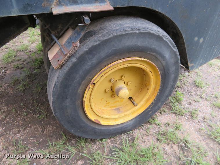 image for item DD7041 1993 Hyster C530A pneumatic roller