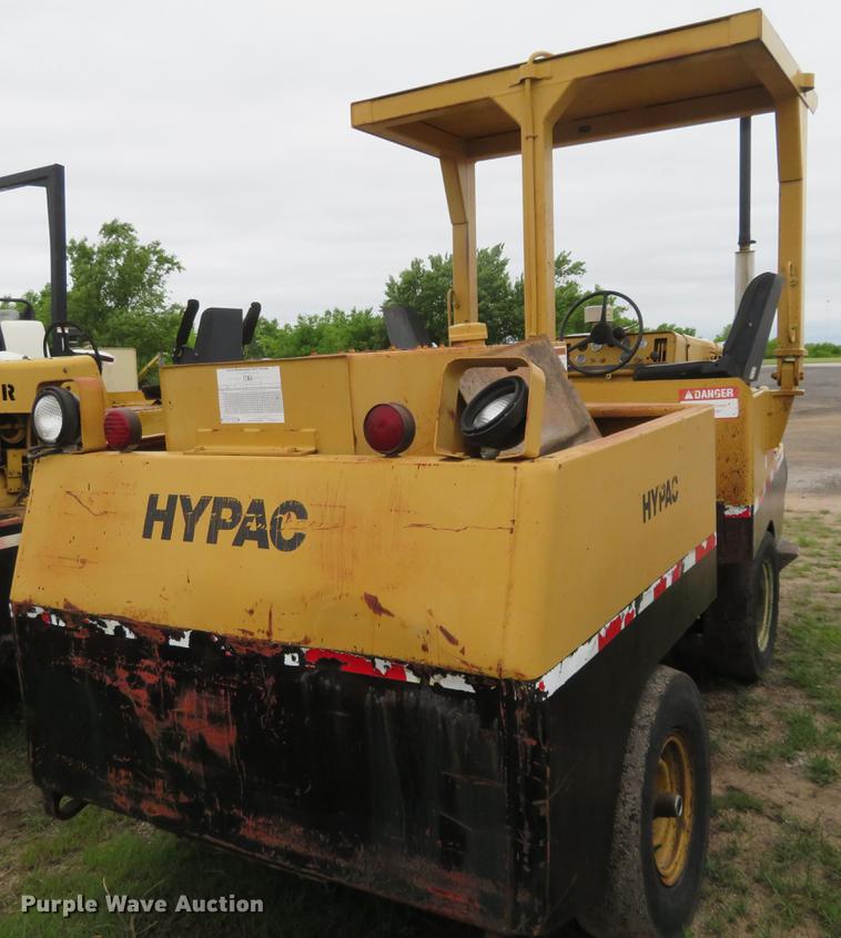 image for item DD7042 Hyster C530A pneumatic roller
