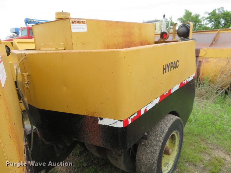 image for item DD7042 Hyster C530A pneumatic roller