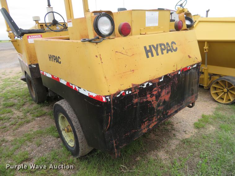 image for item DD7042 Hyster C530A pneumatic roller