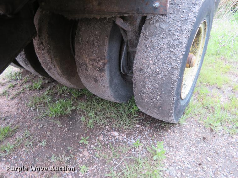 image for item DD7042 Hyster C530A pneumatic roller