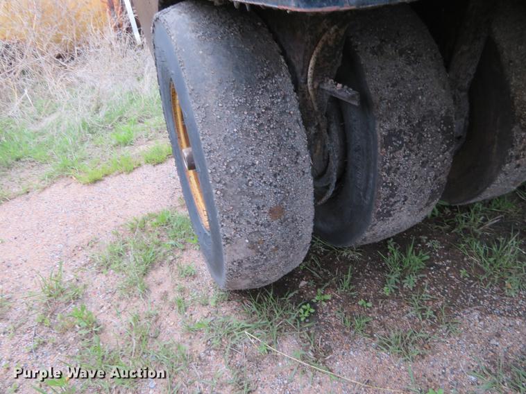 image for item DD7042 Hyster C530A pneumatic roller