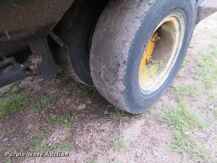 image for item DD7042 Hyster C530A pneumatic roller