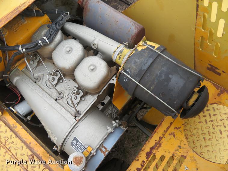 image for item DD7043 1989 Blaw Knox PF150 paver