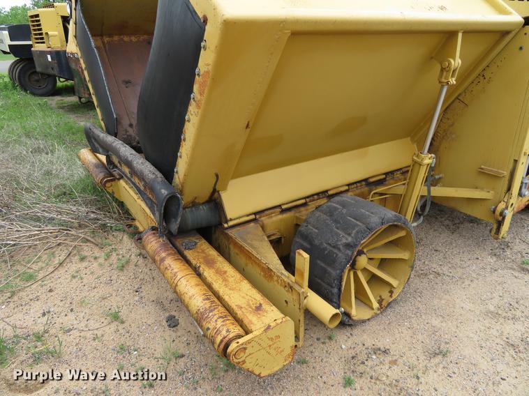 image for item DD7043 1989 Blaw Knox PF150 paver