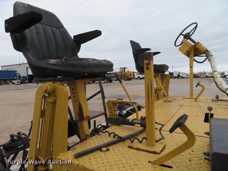 image for item DD7043 1989 Blaw Knox PF150 paver