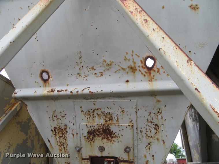 image for item DD7050 Aggregate surge box and conveyor