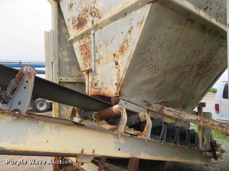 image for item DD7050 Aggregate surge box and conveyor