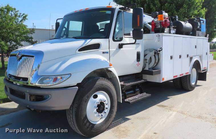 image for item DE3537 2013 International DuraStar 4300 service truck with crane