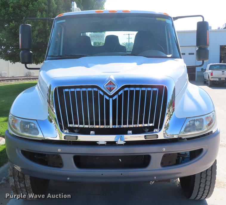 image for item DE3537 2013 International DuraStar 4300 service truck with crane