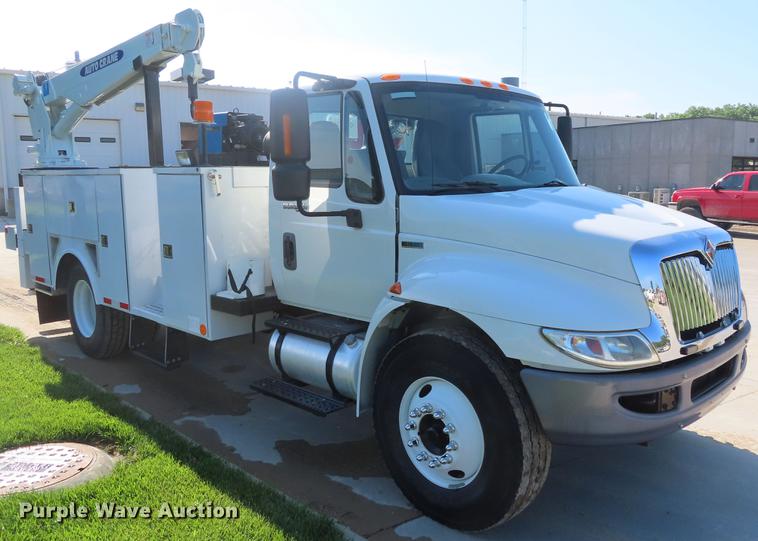 image for item DE3537 2013 International DuraStar 4300 service truck with crane