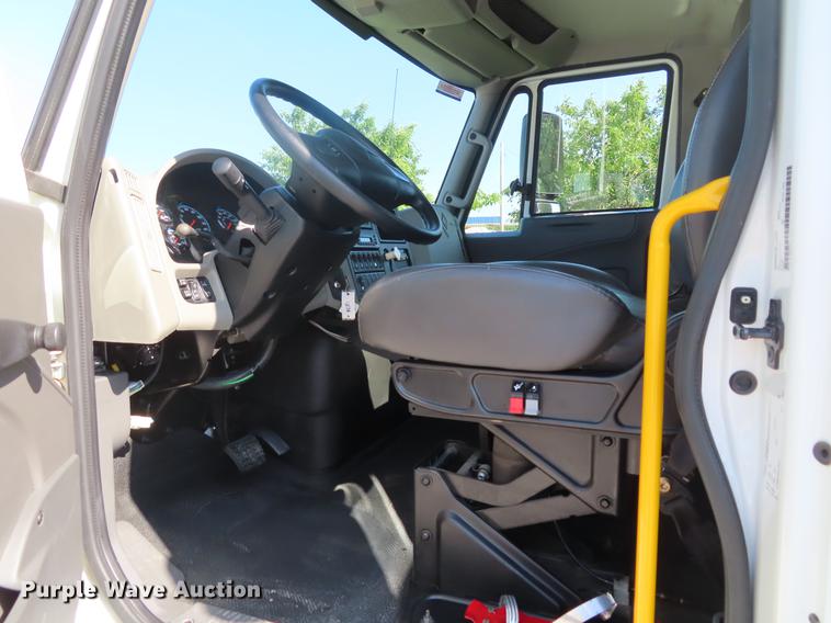 image for item DE3537 2013 International DuraStar 4300 service truck with crane