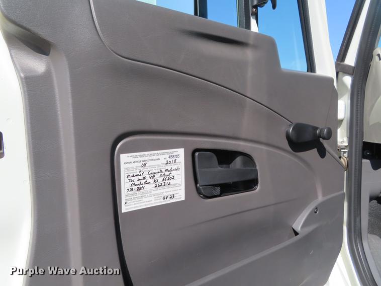 image for item DE3537 2013 International DuraStar 4300 service truck with crane