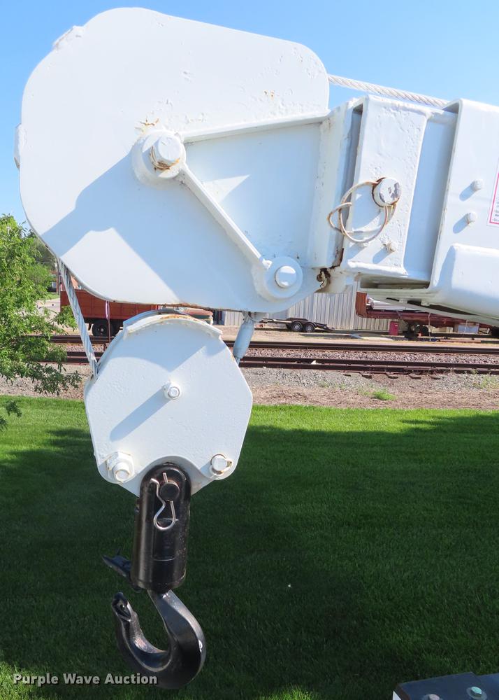 image for item DE3537 2013 International DuraStar 4300 service truck with crane