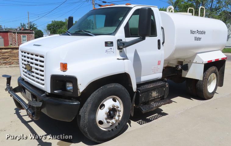 image for item DE3543 2004 Chevrolet C7500 tank truck