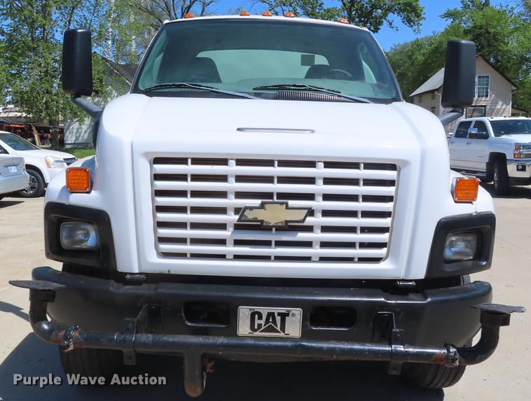 image for item DE3543 2004 Chevrolet C7500 tank truck