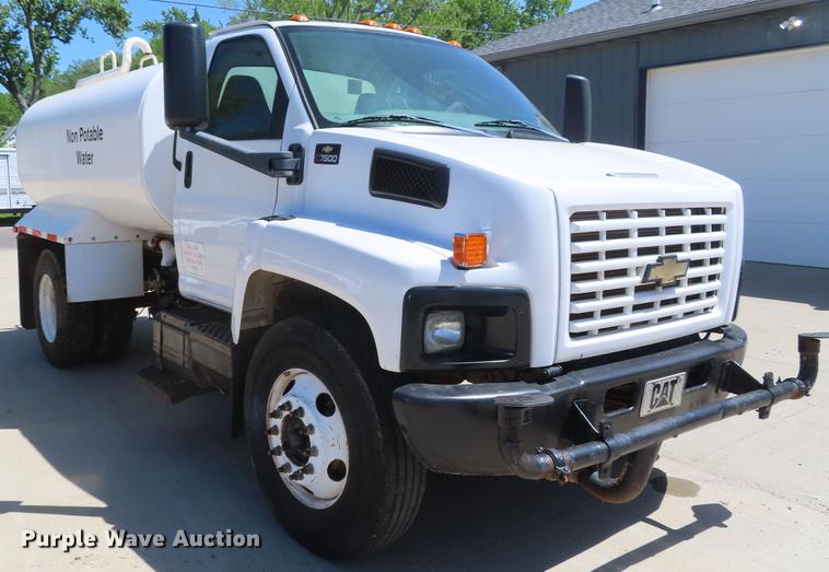 image for item DE3543 2004 Chevrolet C7500 tank truck