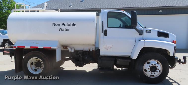 image for item DE3543 2004 Chevrolet C7500 tank truck