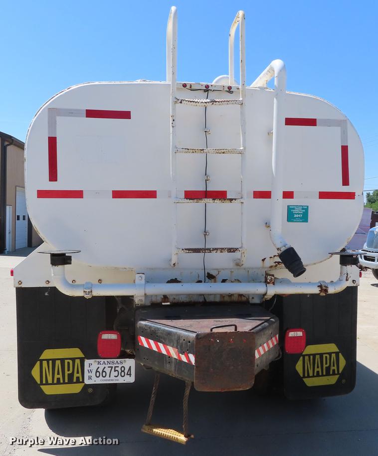 image for item DE3543 2004 Chevrolet C7500 tank truck