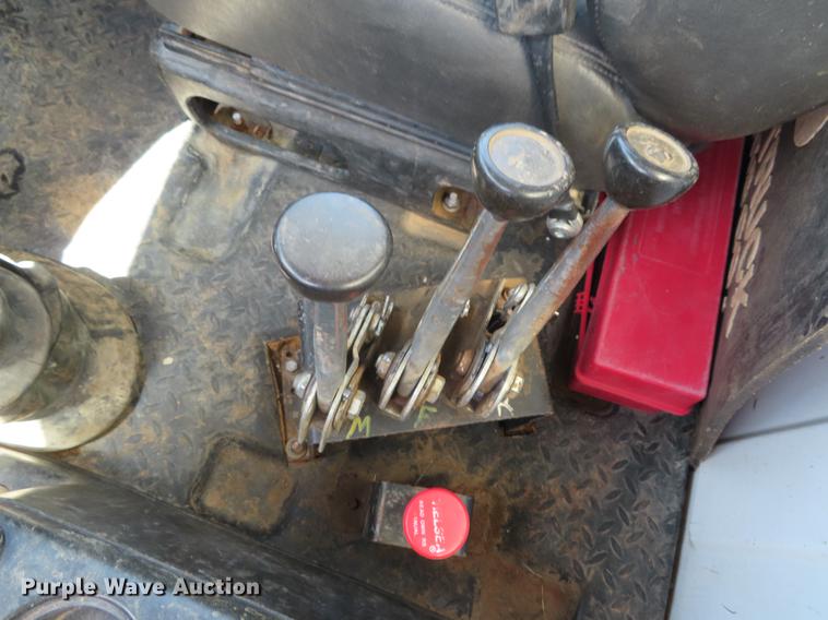 image for item DE3543 2004 Chevrolet C7500 tank truck