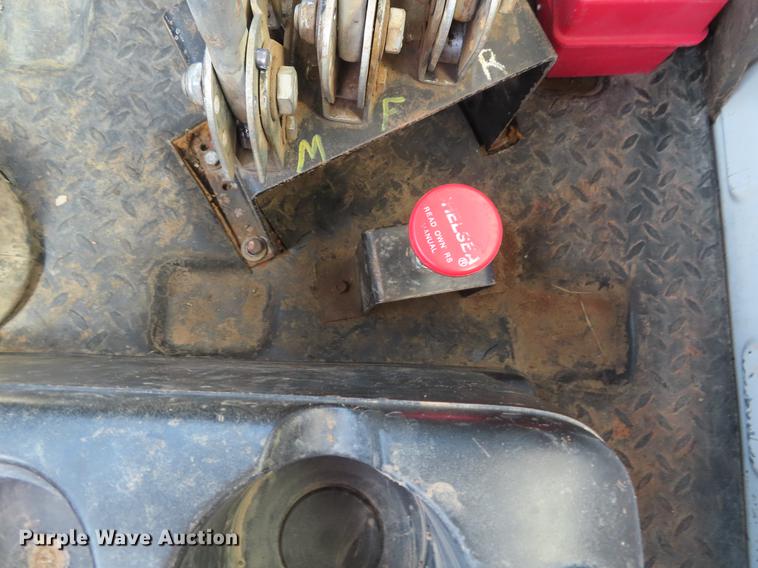 image for item DE3543 2004 Chevrolet C7500 tank truck