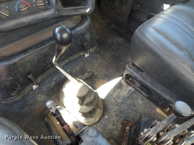 image for item DE3543 2004 Chevrolet C7500 tank truck