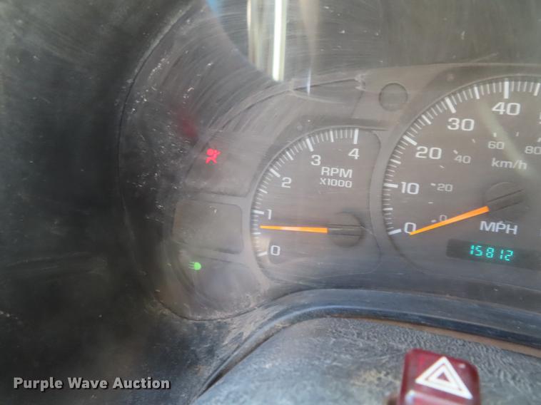 image for item DE3543 2004 Chevrolet C7500 tank truck